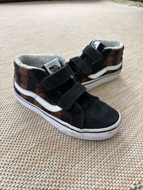 Vans Kids Sk8 Mid Reissue V Checkerboard Velcro Sneakers with Sherpa lining